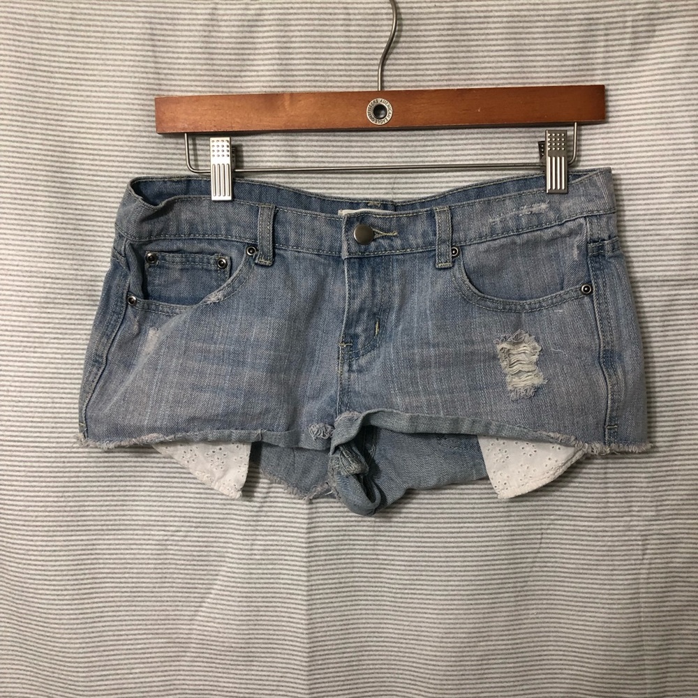 Light washed super shorts with peek lace pockets